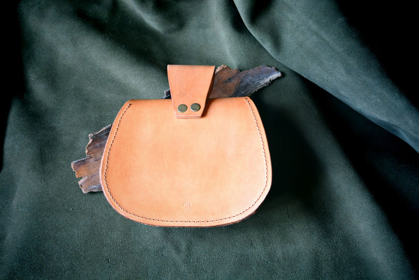Bourse médiévale en cuir & bois de cerf