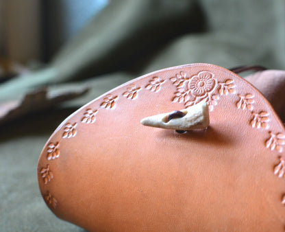 Bourse médiévale en cuir & bois de cerf