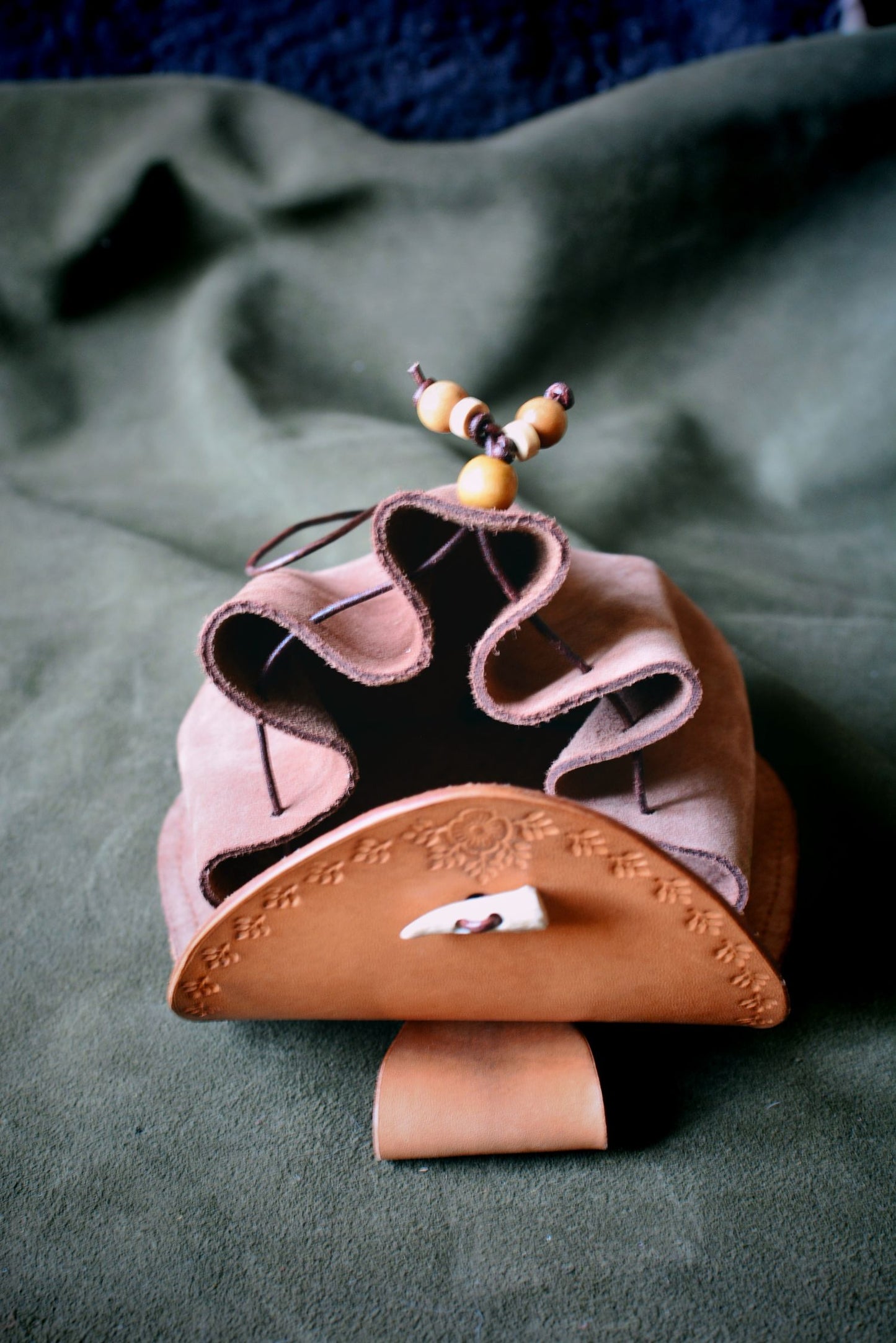 Bourse médiévale en cuir & bois de cerf