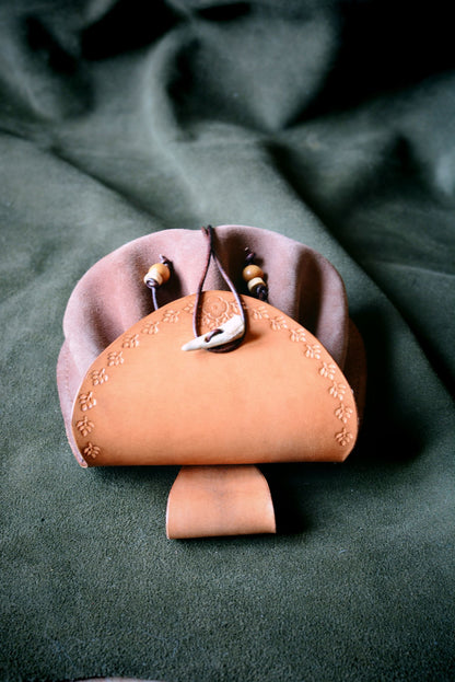 Bourse médiévale en cuir & bois de cerf