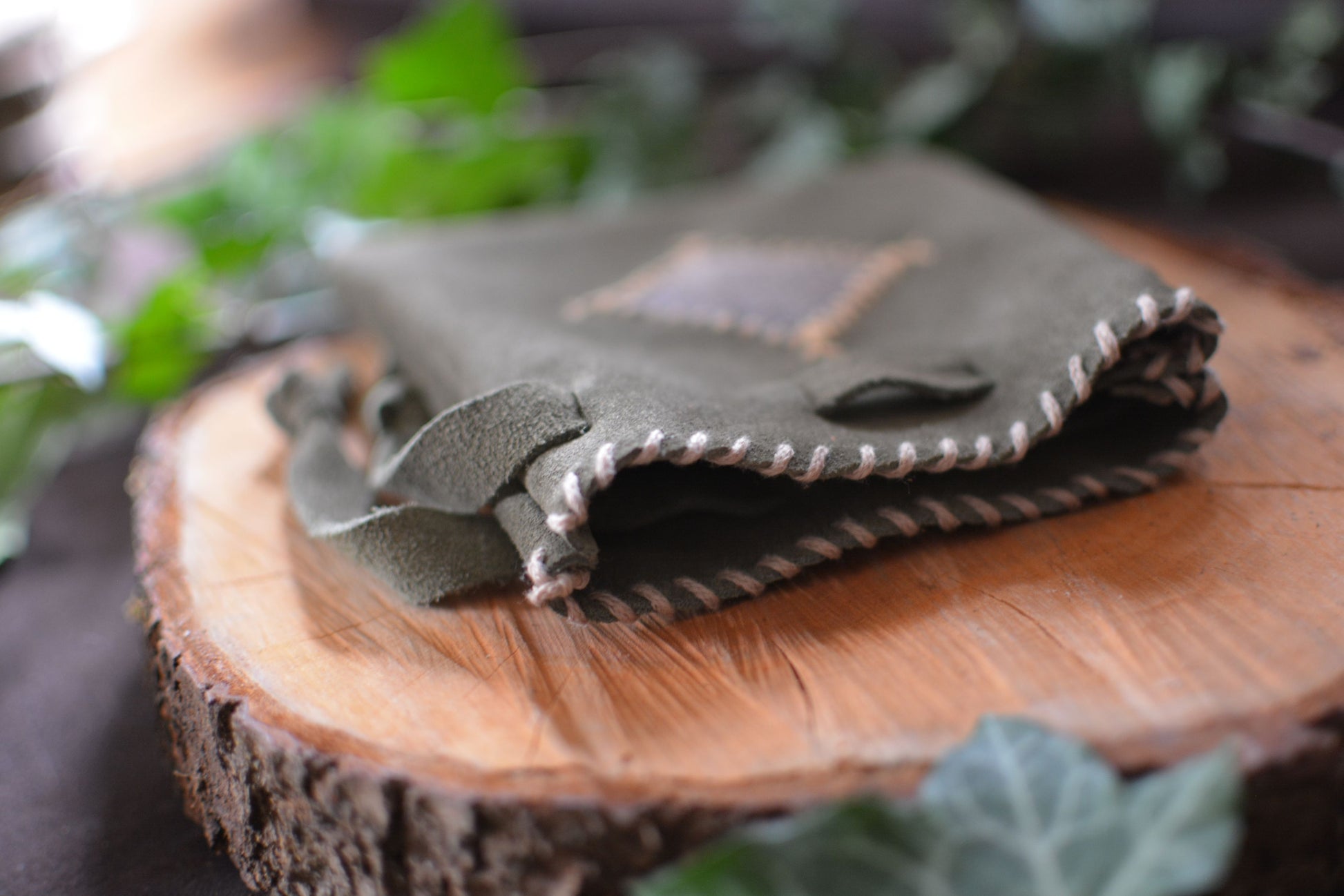 Détail laçage fil de coton – bourse viking Haithabu cuir artisanal – Amrod & Gardarson