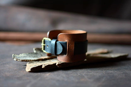 Détail bout de sangle cuir tannage végétal havane et noir — finition artisanale française