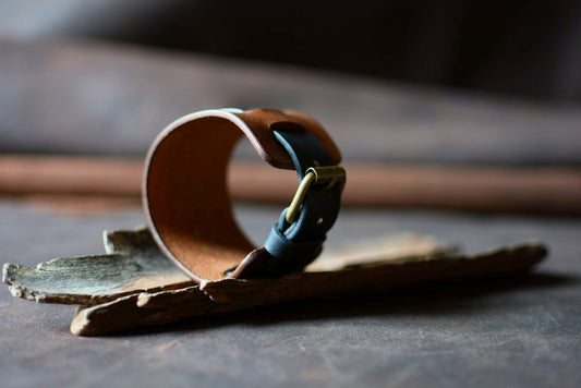 Bracelet de force cuir tannage végétal havane et noir — vue de profil, fabrication artisanale française