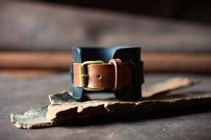 Bracelet de force cuir noir et havane — vue de côté, boucle ardillon laiton massif