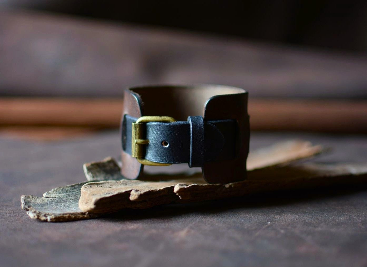 Bracelet de force cuir  tannage végétal et boucle ardillon laiton massif- fabrication artisanale française - Amrod & Gardarson