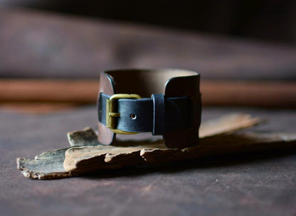 Bracelet de force cuir  tannage végétal et boucle ardillon laiton massif- fabrication artisanale française - Amrod & Gardarson