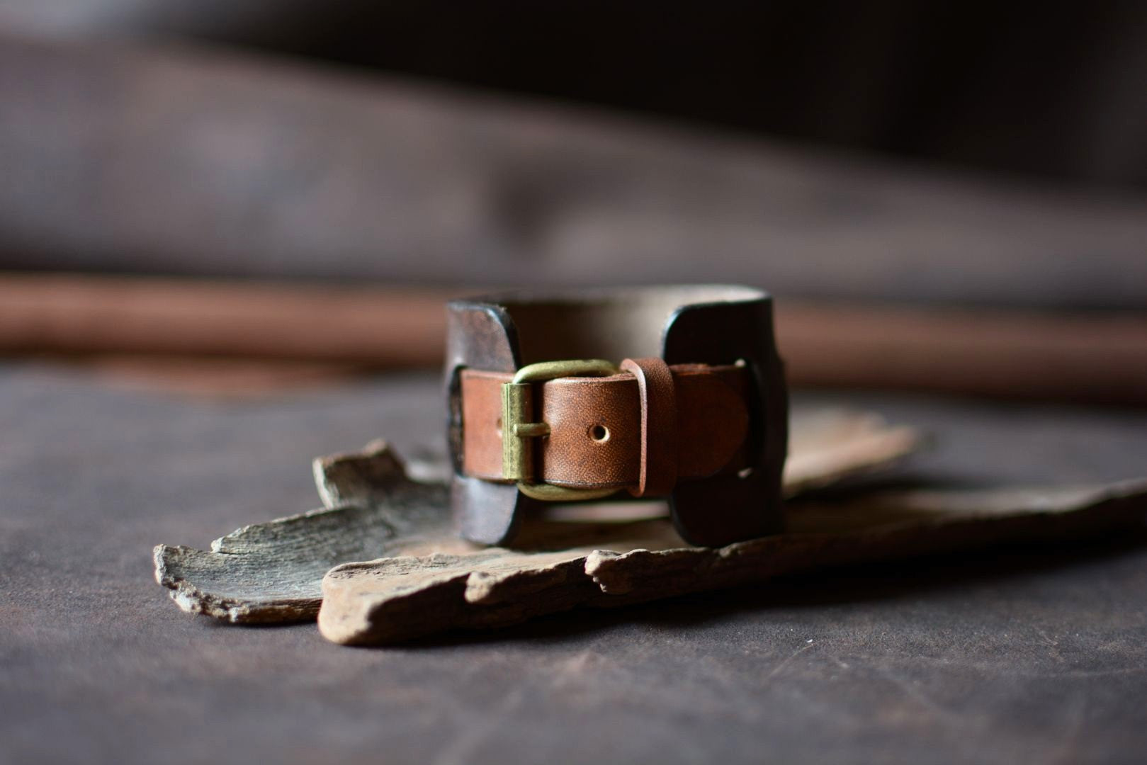 Détail boucle ardillon laiton massif — bracelet de force cuir marron et havane artisanal