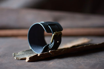 "Manchette cuir noir tannage végétal posée — fabrication artisanale française"