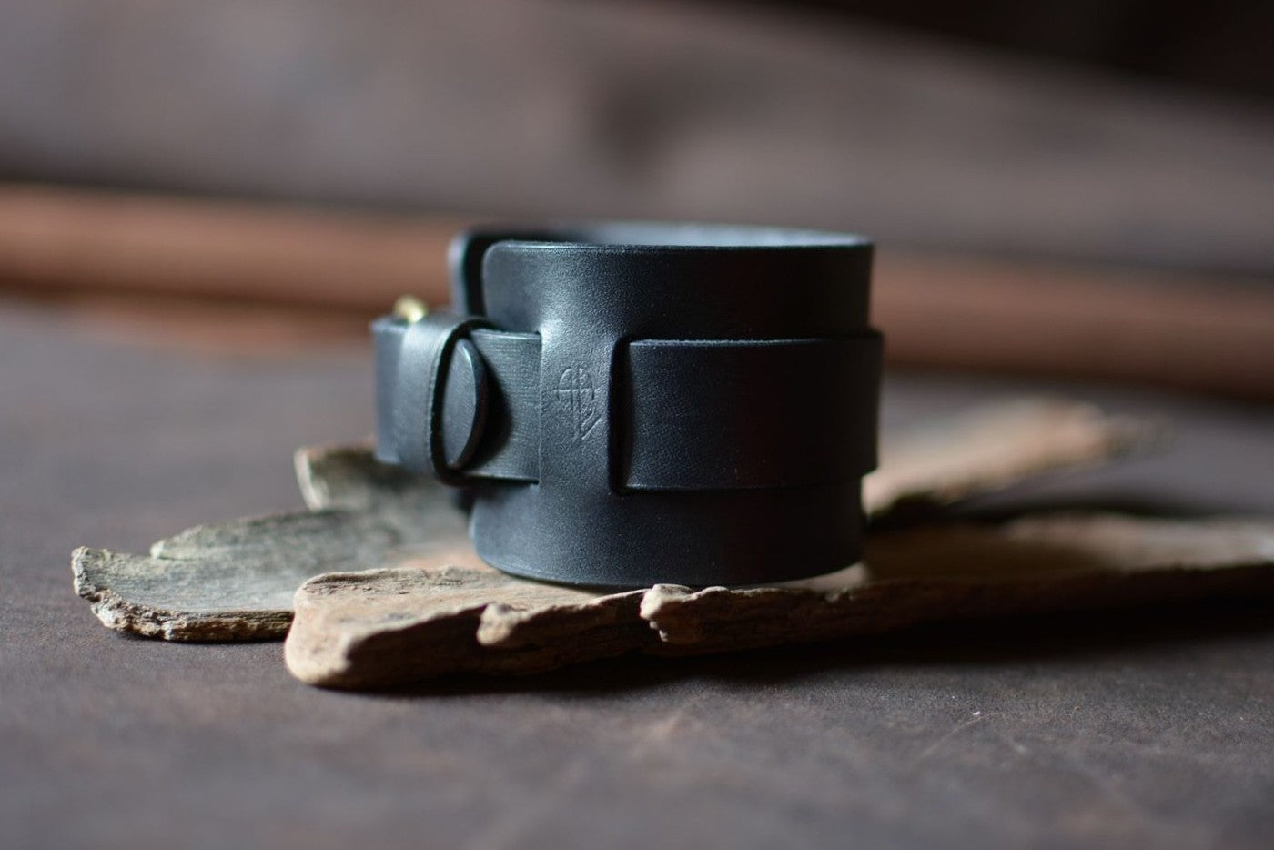 "Bracelet de force cuir noir — vue bout de sangle et boucle ardillon"