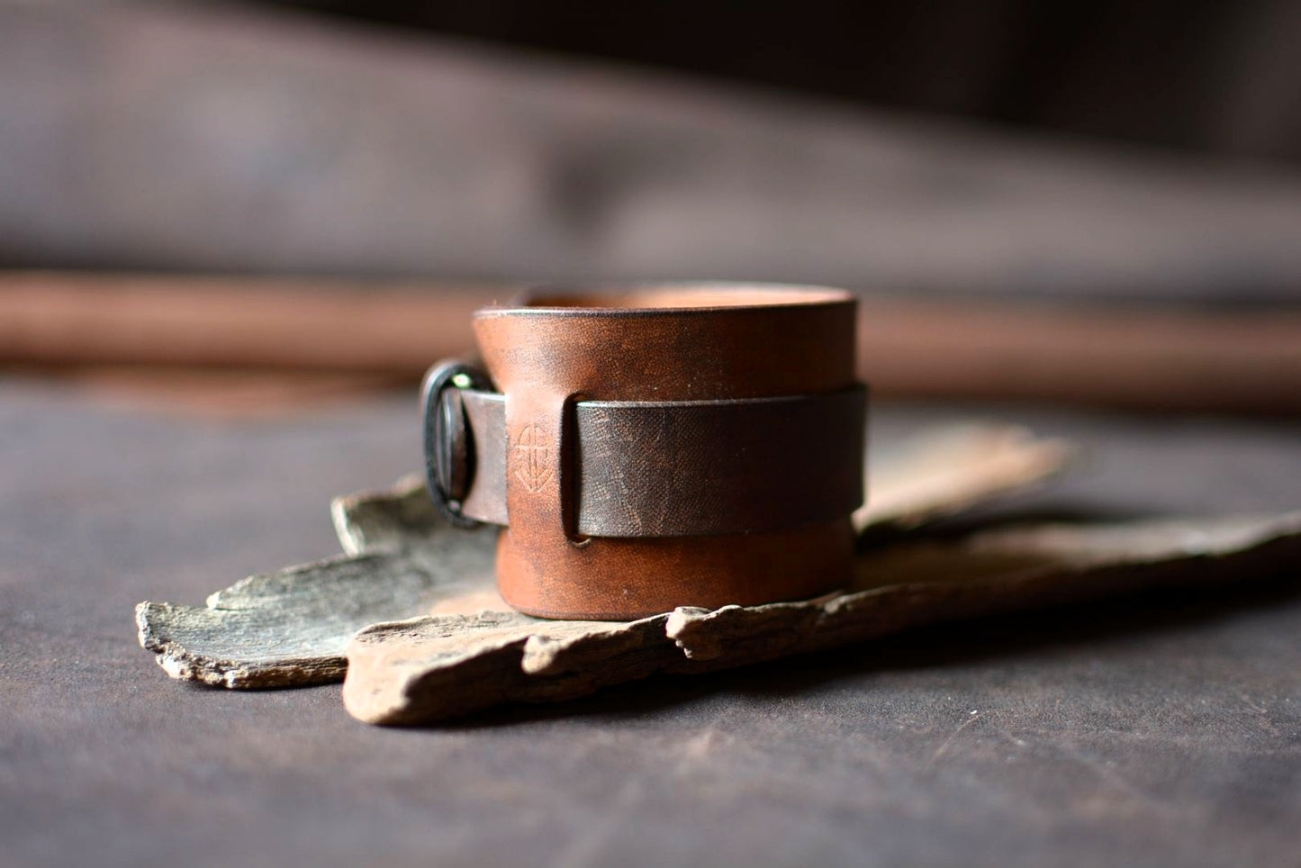 Bracelet de force cuir havane et marron — vue de côté, boucle ardillon laiton massif