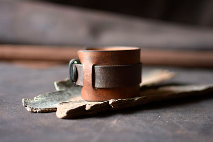 Bracelet de force cuir havane et marron — vue de côté, boucle ardillon laiton massif