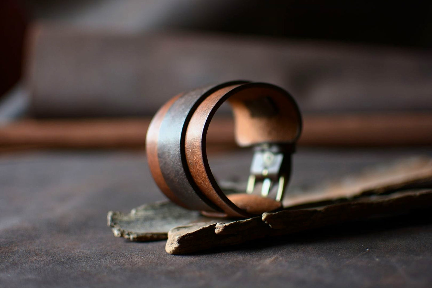 Bracelet de force cuir tannage végétal havane et marron — vue de profil, fabrication artisanale française