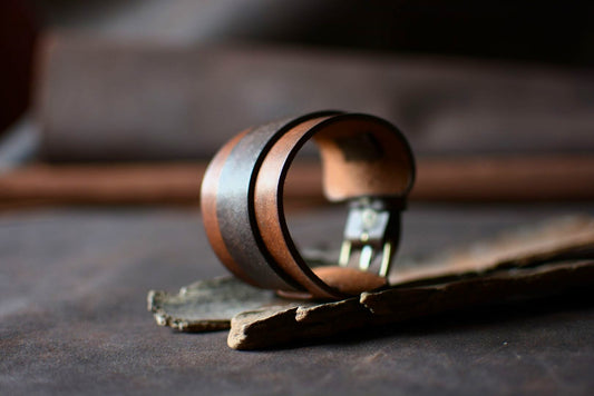 Bracelet de force cuir tannage végétal havane et marron — vue de profil, fabrication artisanale française