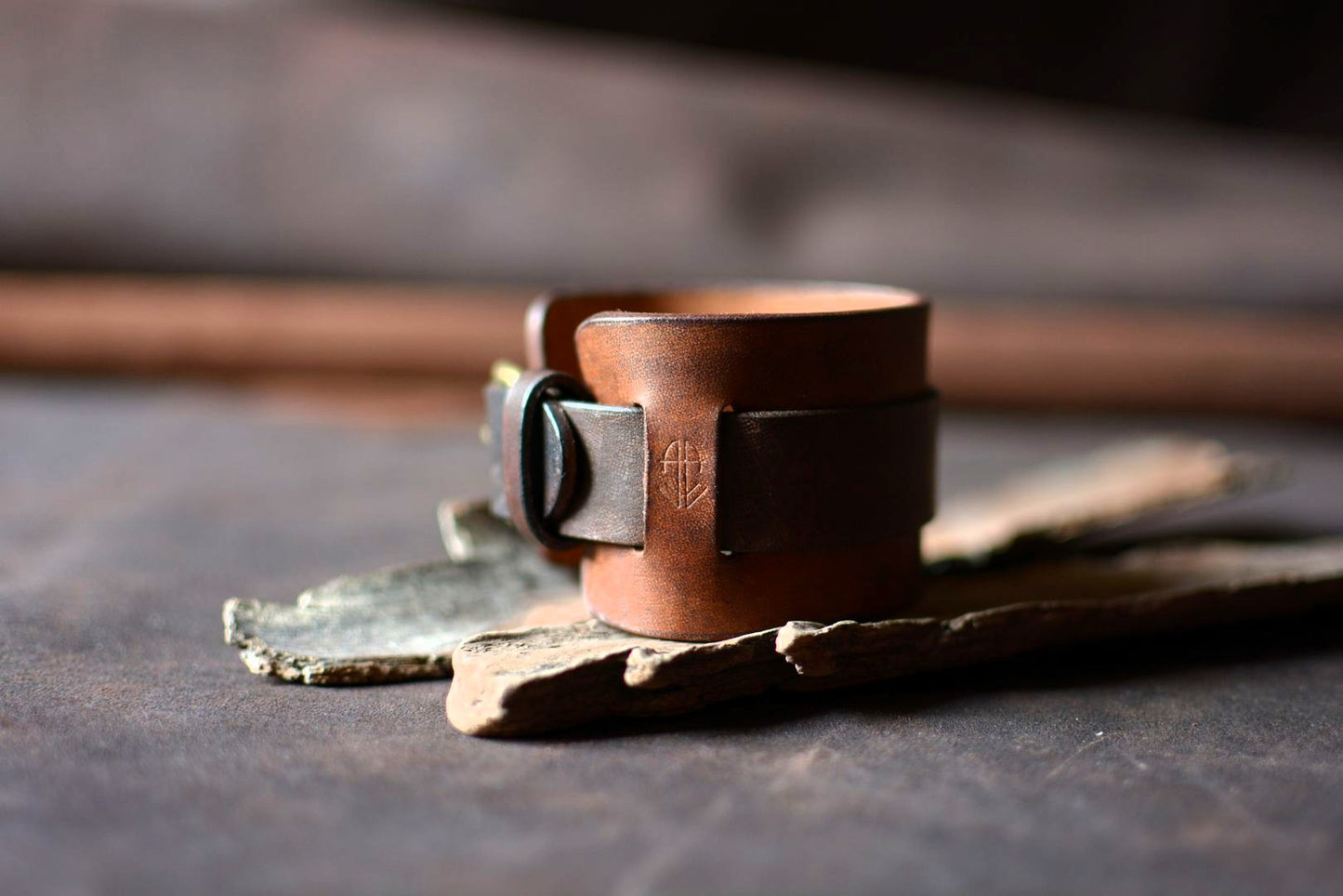 Détail bout de sangle cuir tannage végétal havane et marron — finition artisanale française