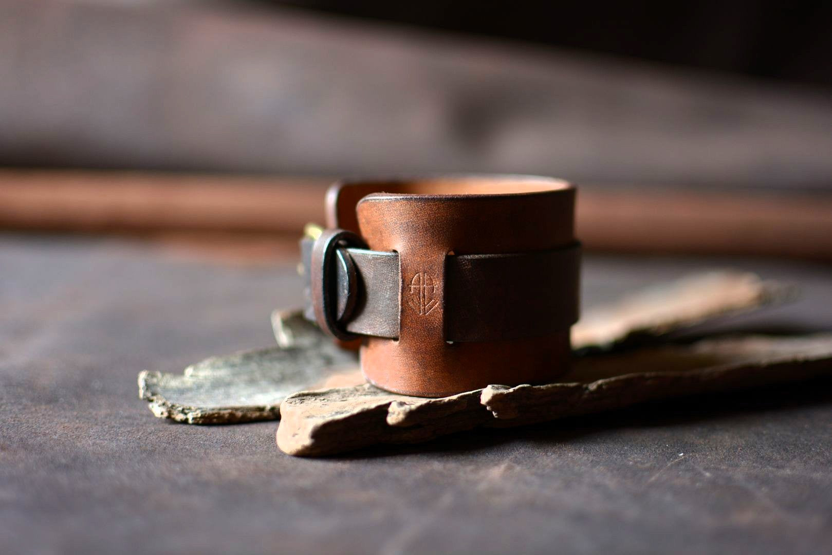 Détail bout de sangle cuir tannage végétal havane et marron — finition artisanale française