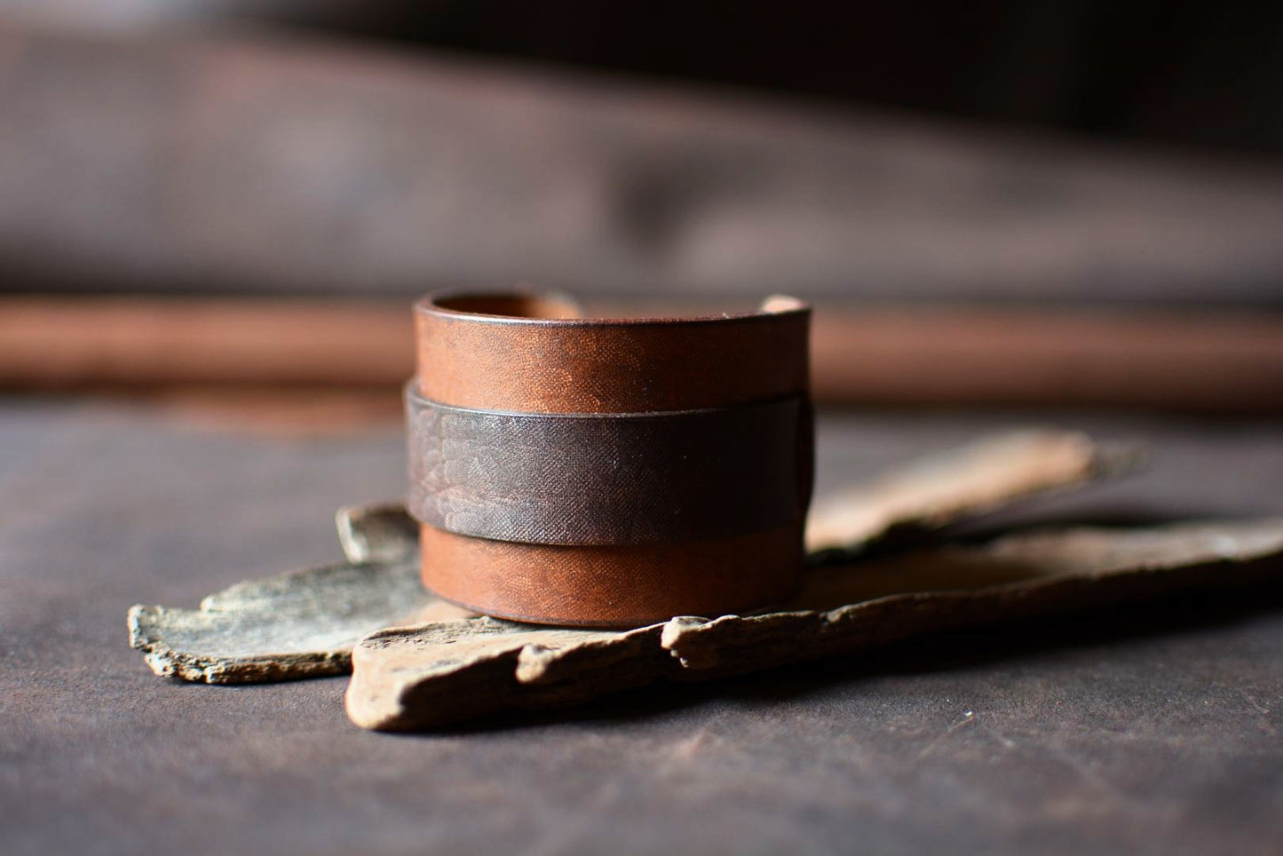 Bracelet de force cuir tannage végétal havane et marron — vue de face, made in France