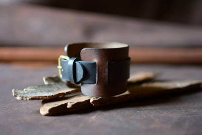 Bracelet de force cuir — vue bout de sangle tannage végétal et boucle ardillon laiton massif