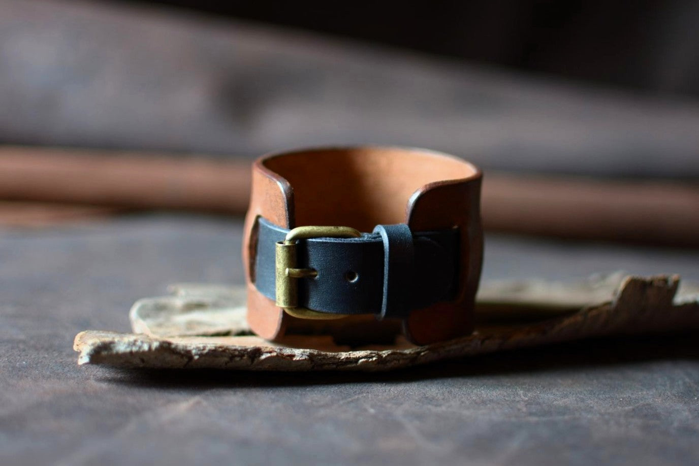 Bracelet de force cuir havane et noir — vue de côté, boucle ardillon laiton massif