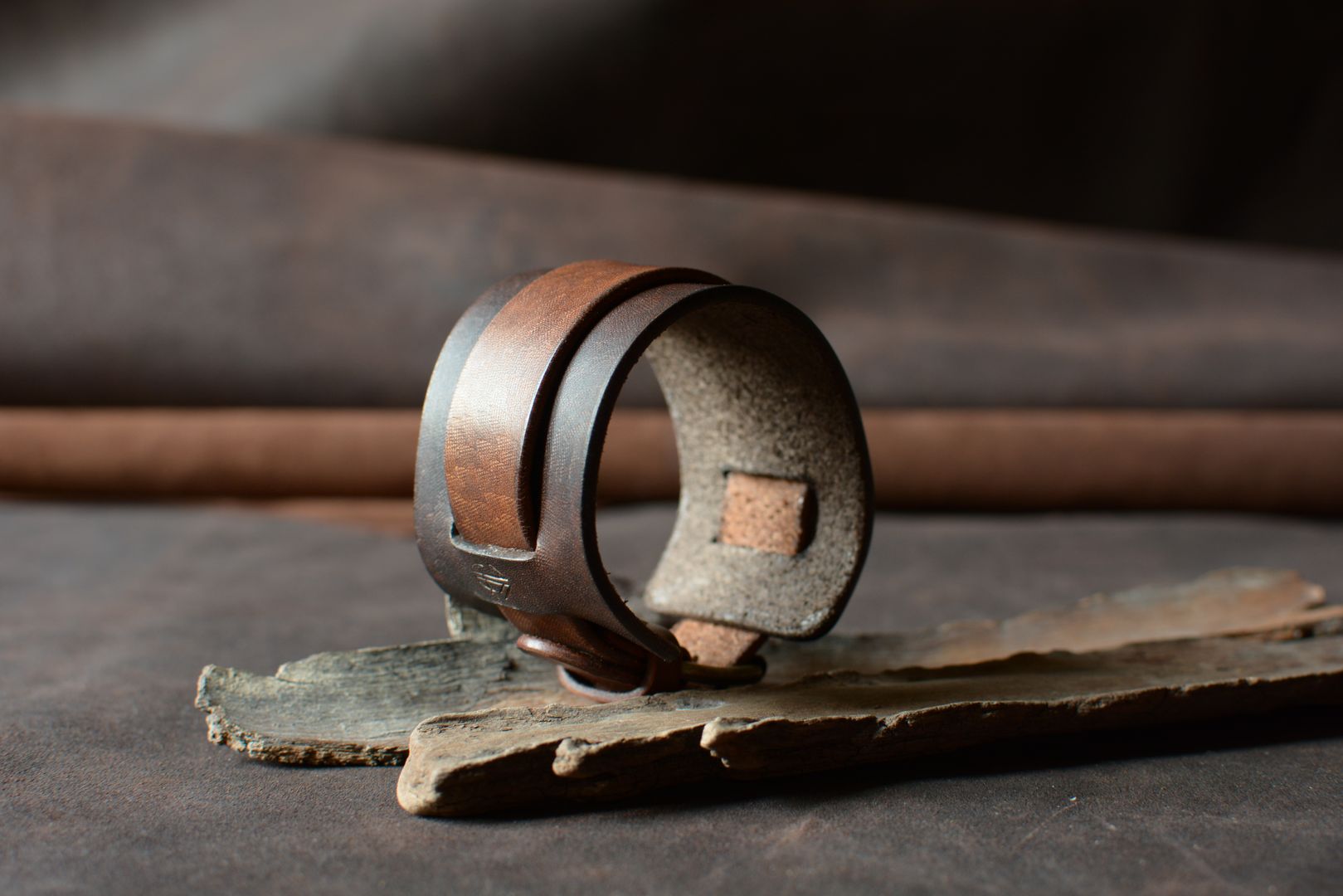 Bracelet de force cuir tannage végétal marron et havane — vue de profil, fabrication artisanale française