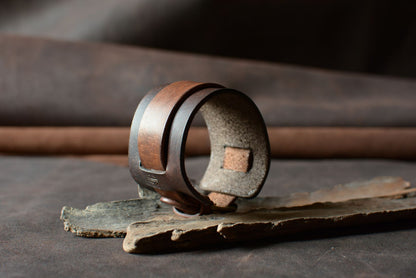 Bracelet de force cuir tannage végétal marron et havane — vue de profil, fabrication artisanale française