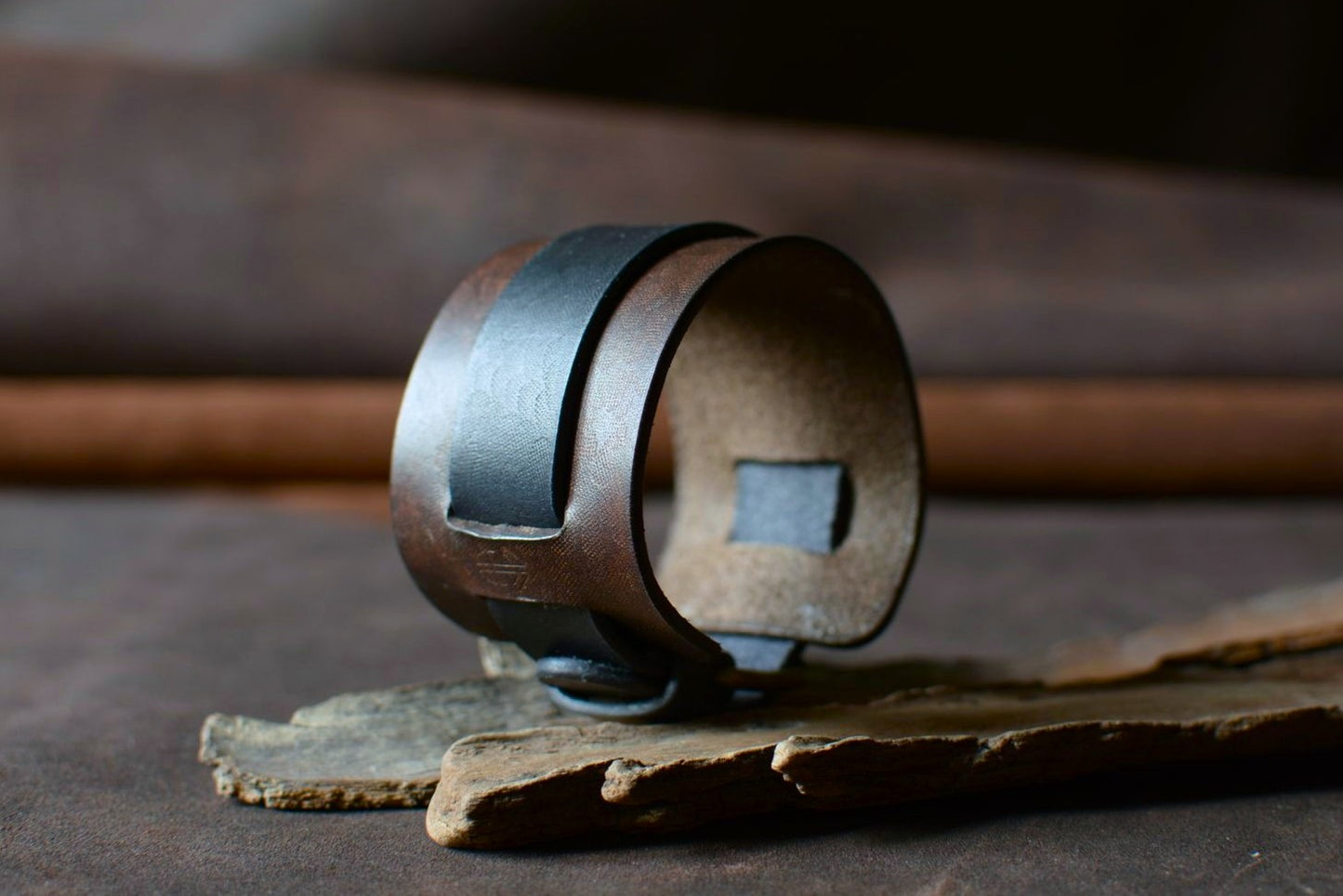 Bracelet de force cuir  tannage végétal et boucle ardillon laiton massif- fabrication artisanale française 