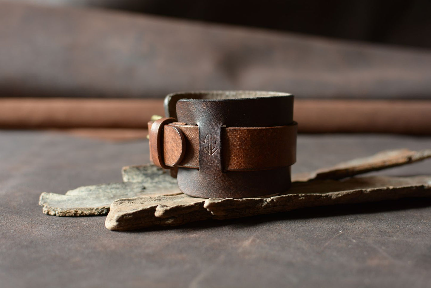 Détail bout de sangle cuir tannage végétal marron et havane — finition artisanale française