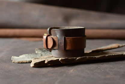 Détail bout de sangle cuir tannage végétal marron et havane — finition artisanale française