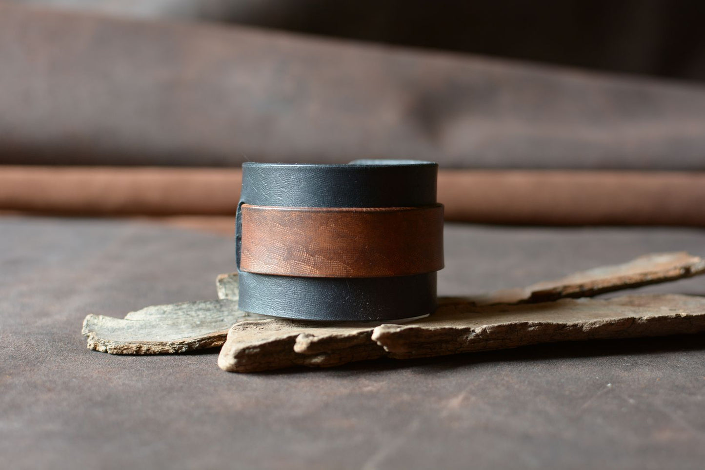 Bracelet de force cuir tannage végétal noir et havane — vue de face, made in France