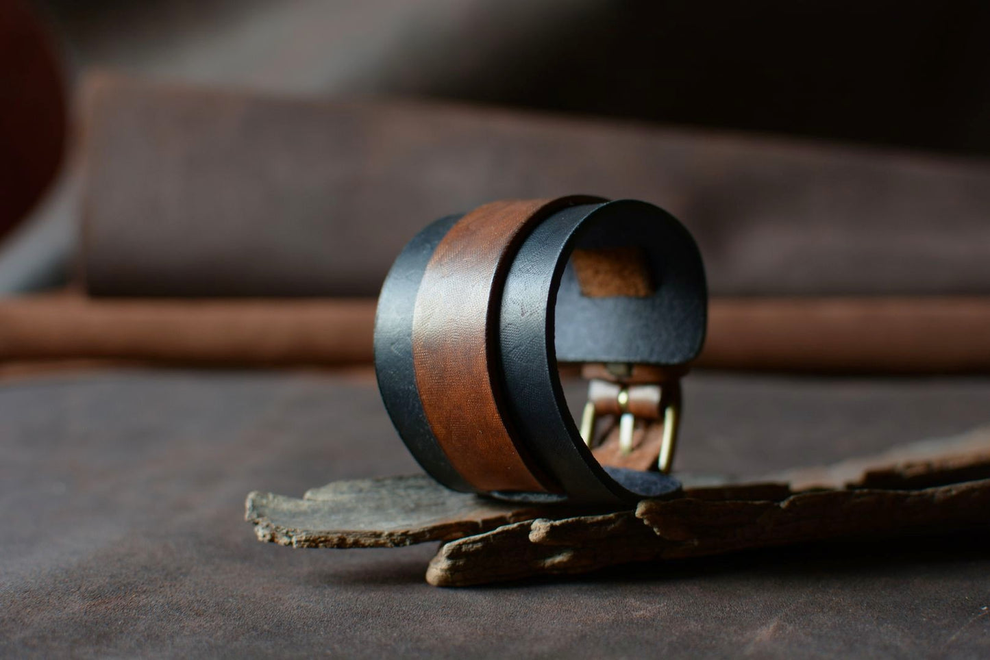 Bracelet de force cuir tannage végétal noir et havane — vue de profil, fabrication artisanale française