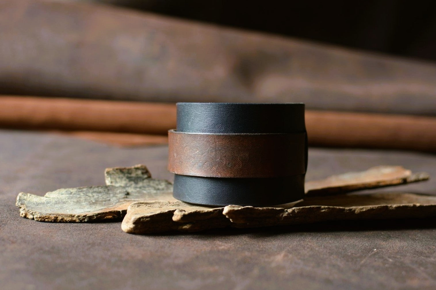 Manchette cuir noir et marron posée — fabrication artisanale française