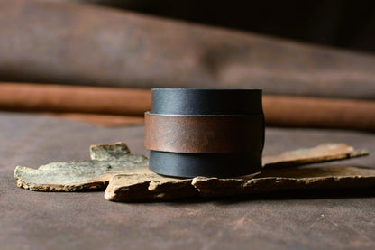 Manchette cuir noir et marron posée — fabrication artisanale française