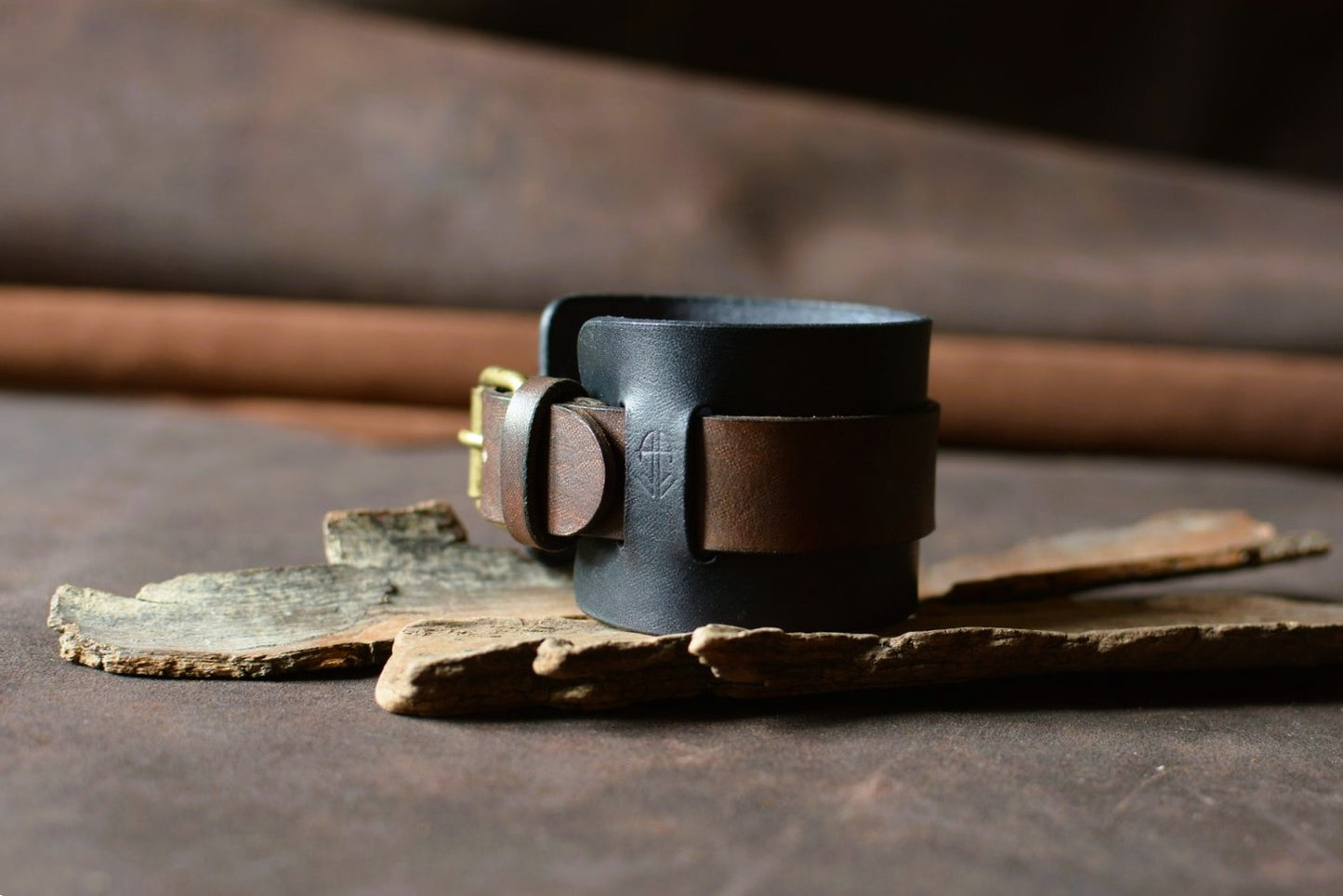 Bracelet de force cuir — vue bout de sangle tannage végétal et boucle ardillon laiton massif