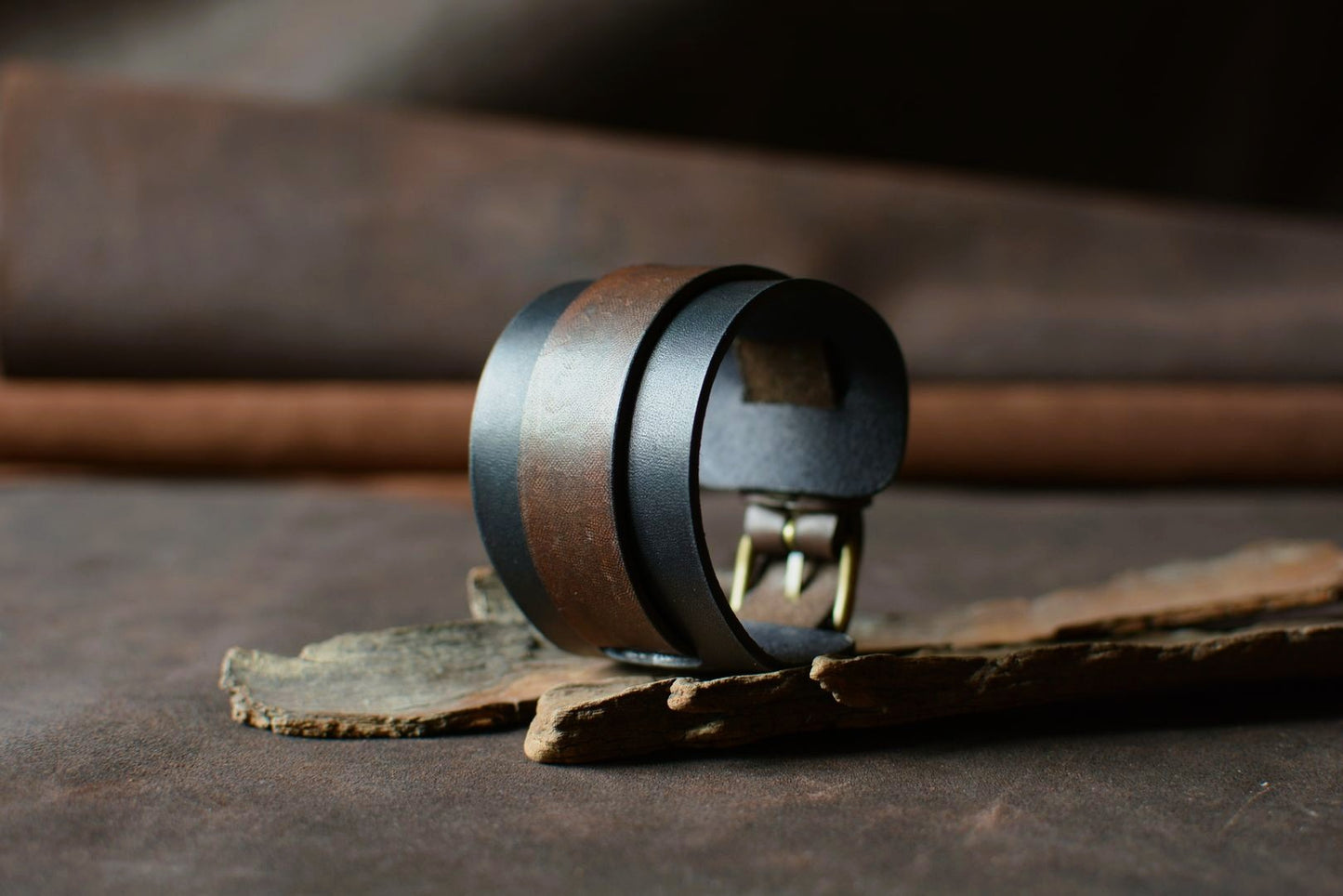 "Bracelet de force en cuir noir et marron tannage végétal — Amrod & Gardarson"
