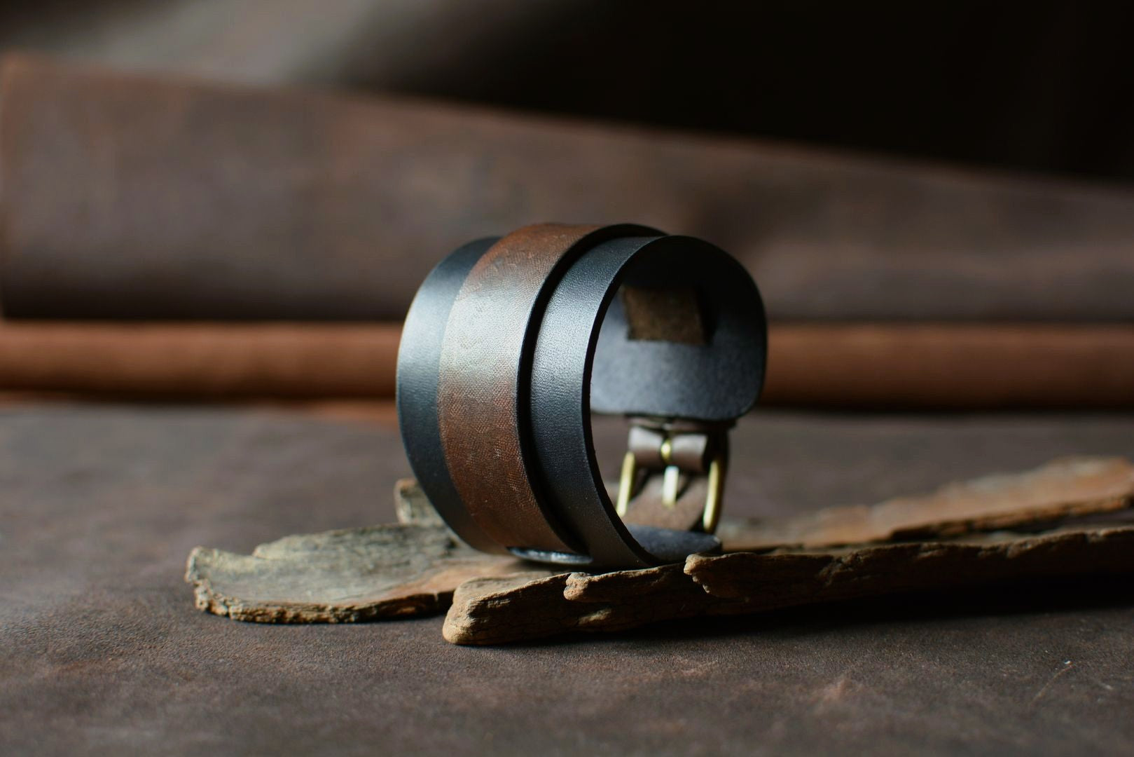 "Bracelet de force en cuir noir et marron tannage végétal — Amrod & Gardarson"

