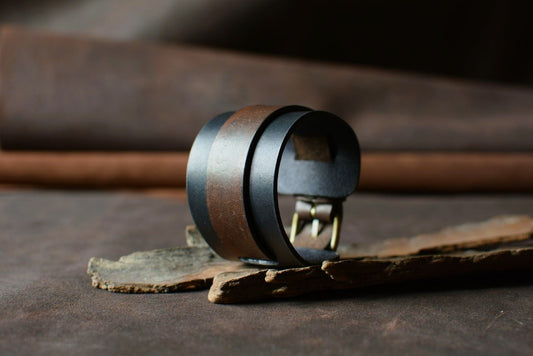"Bracelet de force en cuir noir et marron tannage végétal — Amrod & Gardarson"
