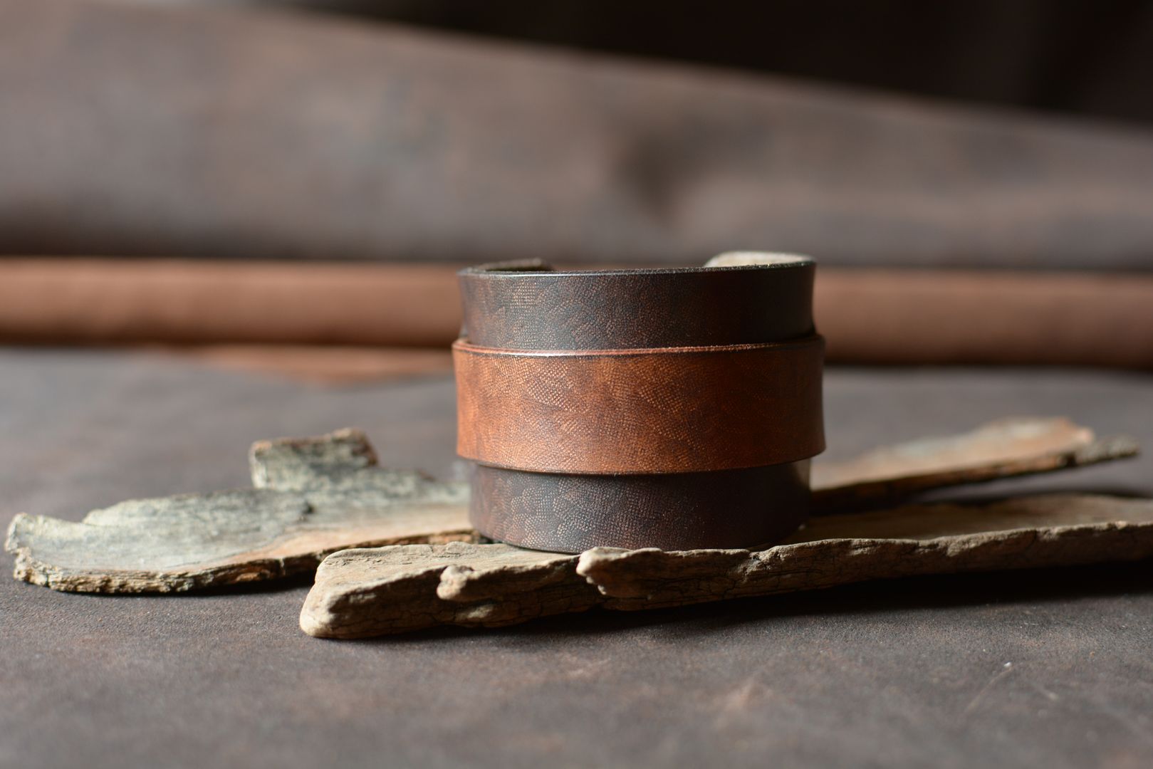 Bracelet de force cuir tannage végétal marron et havane — vue de face, made in France