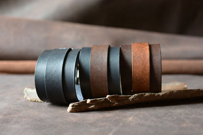 Collection bracelets manchette artisanaux en cuir tannage végétal — Amrod & Gardarson