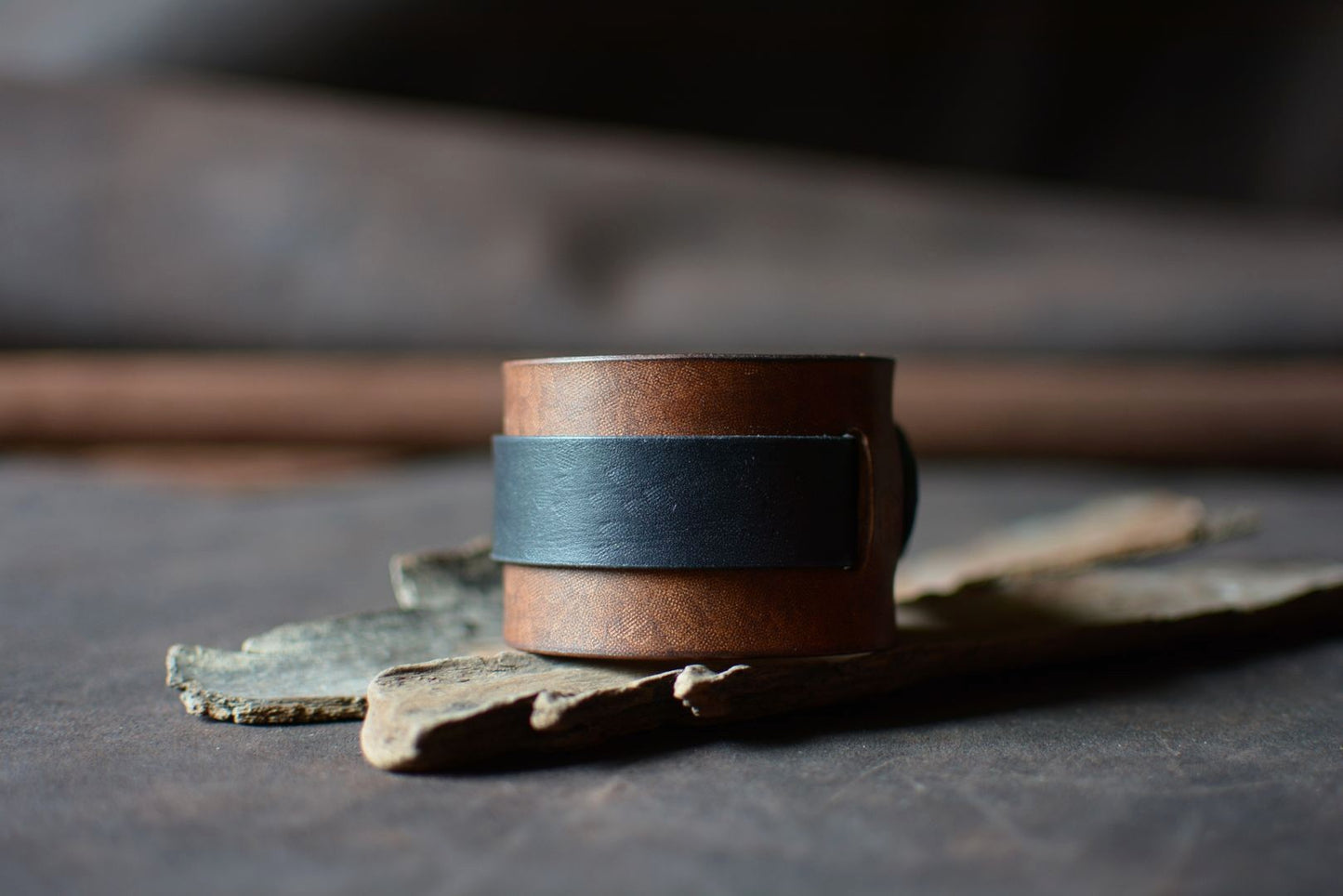Bracelet de force cuir tannage végétal havane et noir — vue de face, made in France