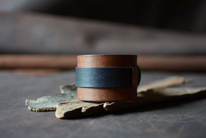 Bracelet de force cuir tannage végétal havane et noir — vue de face, made in France