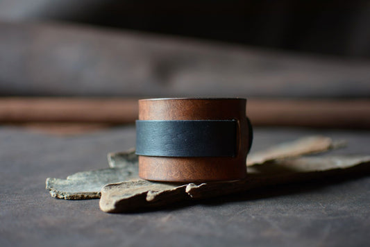 Bracelet de force cuir tannage végétal havane et noir — vue de face, made in France