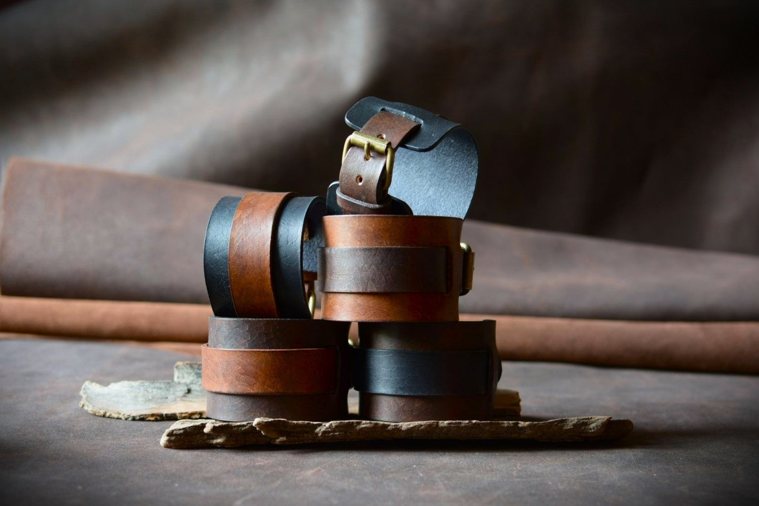 Collection bracelets de force cuir tannage végétal noir et havane — Amrod & Gardarson