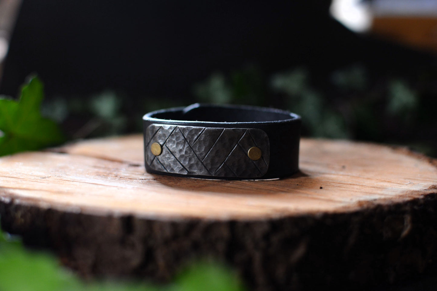 Bracelet forgé cuir et fer – Motifs gravés n°7