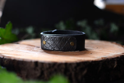 Bracelet forgé cuir et fer – Motifs gravés n°7