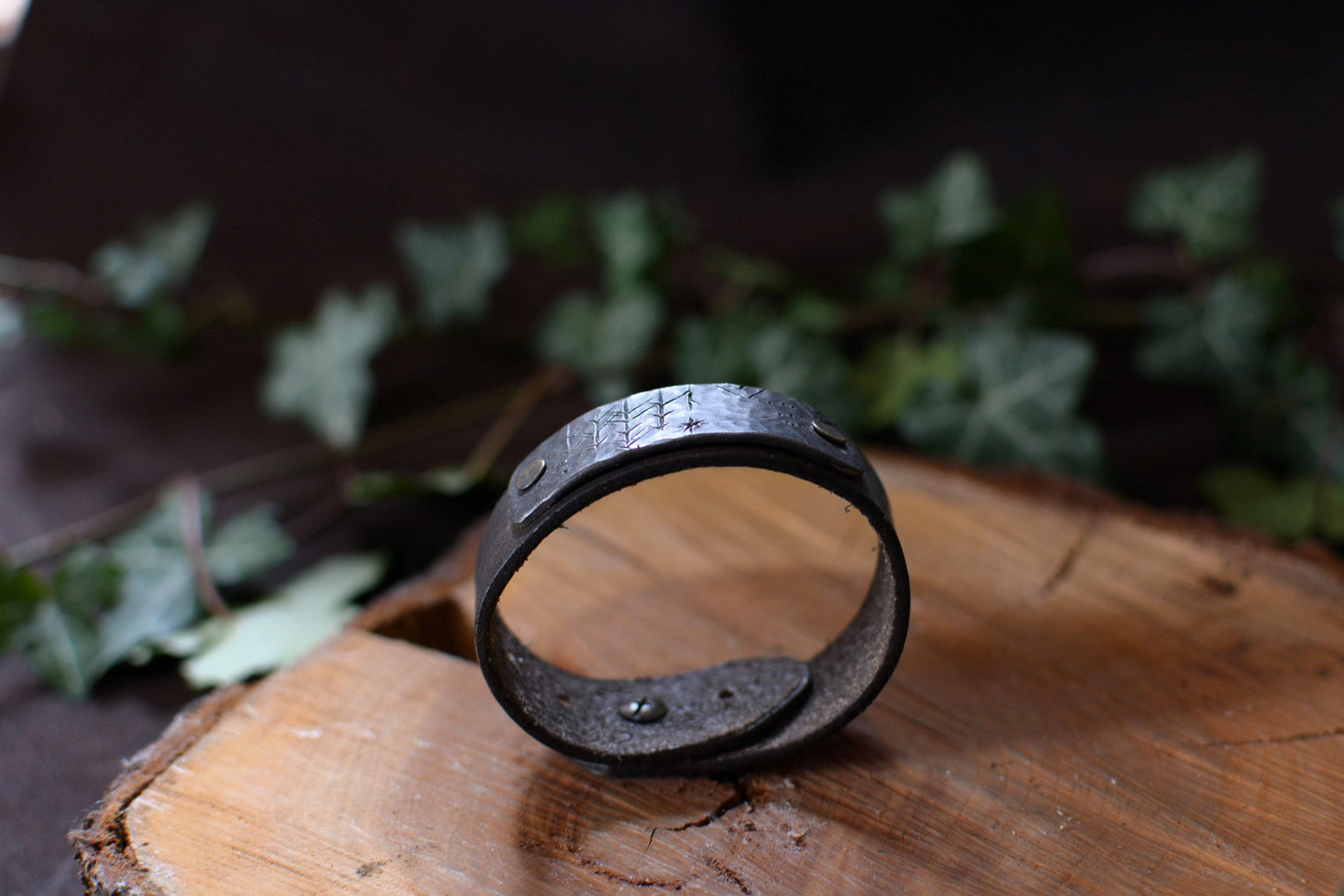 Bracelet forgé cuir et fer – Motifs Ogham n°4
