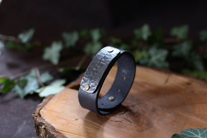 Bracelet forgé cuir et fer – Motifs gravés n°3