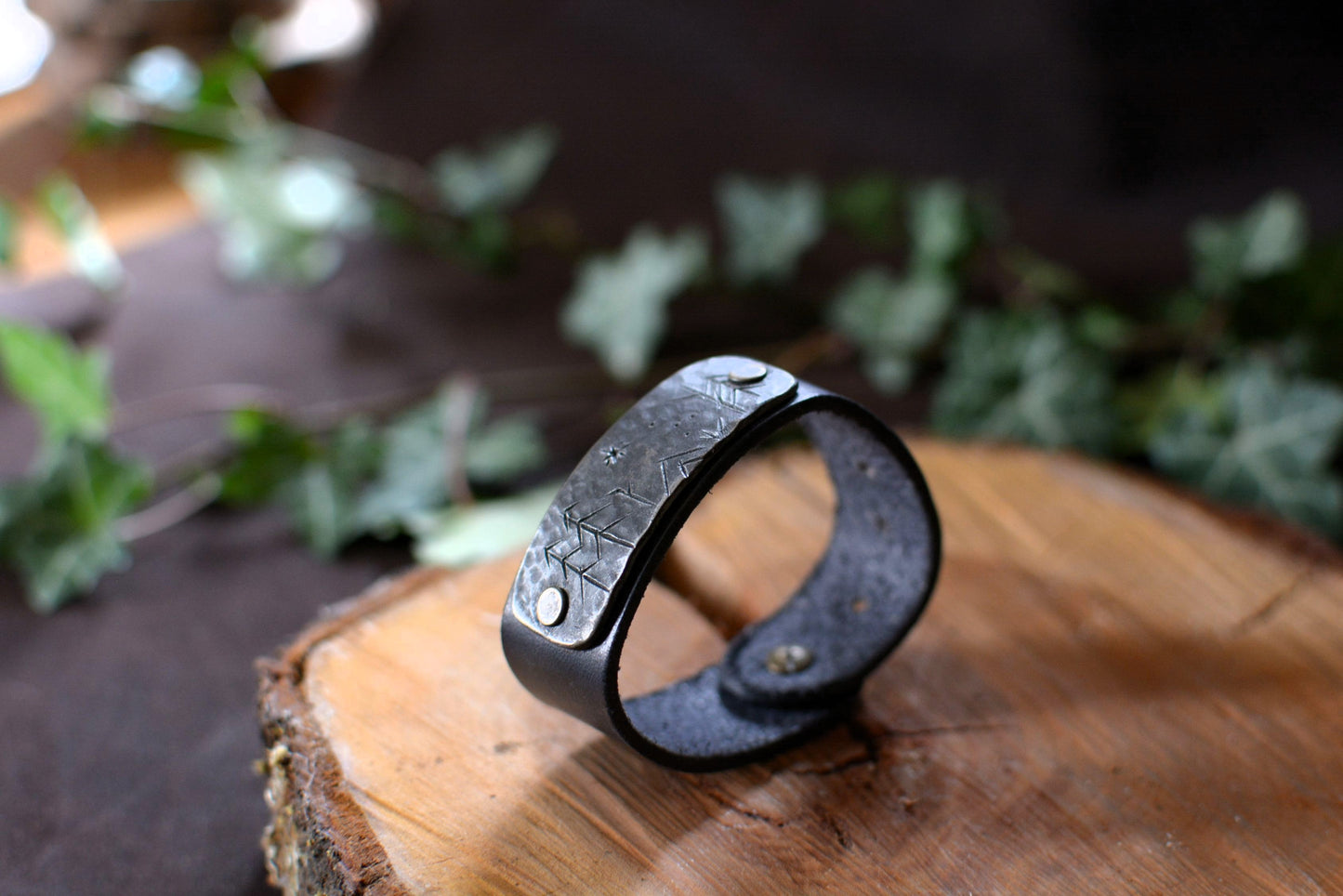 Bracelet forgé cuir et fer – Motifs gravés n°2