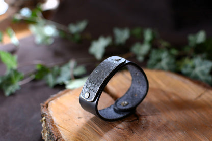 Bracelet forgé cuir et fer – Motifs gravés n°2