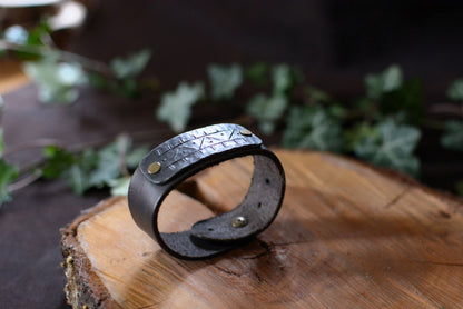 Bracelet forgé cuir et fer – Motifs gravés n°1