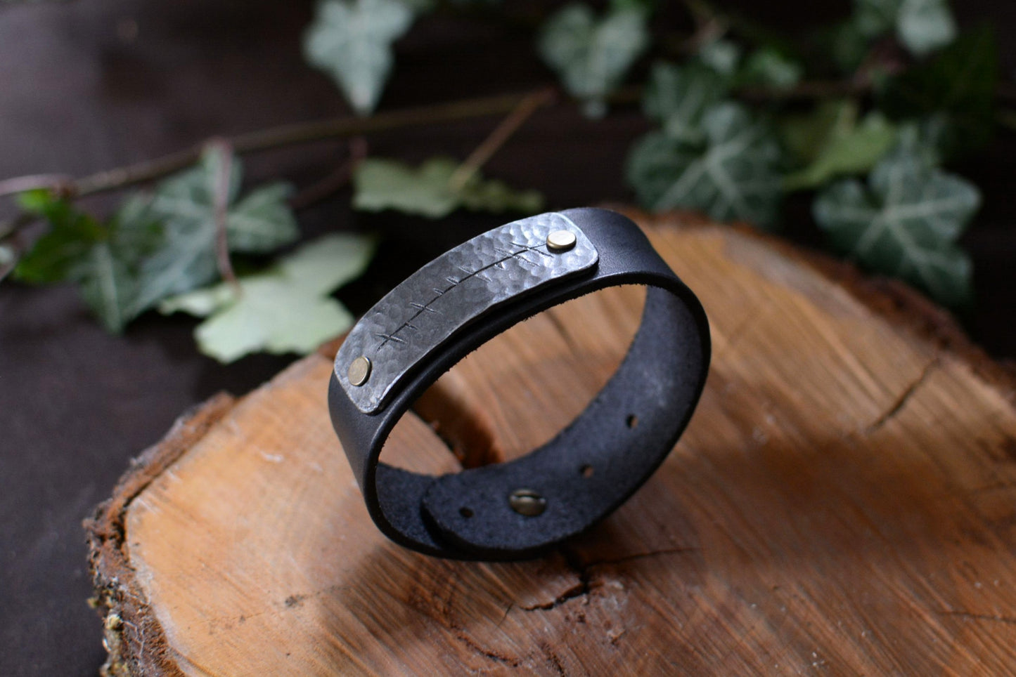 Bracelet forgé cuir et fer – Motifs Ogham n°5
