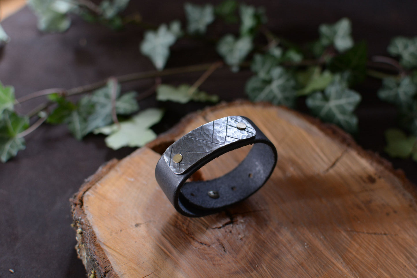 Bracelet forgé cuir et fer – Motifs gravés n°7